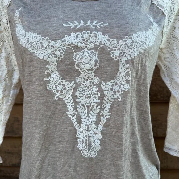 Womens XL MNK Lace Sleeve Top With Bull Skull Floral Design Beige & Cream Sheer - Picture 4 of 9